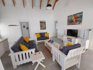 TV a/nebo společenská místnost v ubytování Khumbaya Self Catering