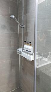 Ένα μπάνιο στο Charman Ocean View Sunrise 10 seconds to the beach