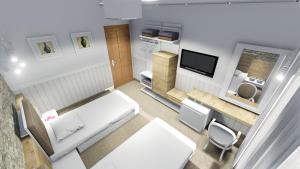 a small room with a bed and a television at Kuća za odmor Vila in Vrsar