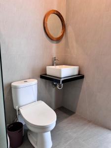 Ένα μπάνιο στο Aloka Villa -Stylish 2 bedroom villa in the heart of Seseh +13 φωτογραφίες