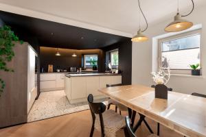 Una cocina y un comedor con una mesa de madera. en Langerwegh Apartments AP2, en Fieberbrunn 9 fotos más