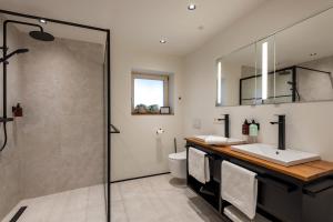 Un baño con lavabo y ducha en Langerwegh Apartments AP2, en Fieberbrunn