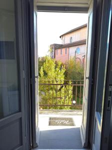 een open deur met uitzicht op een balkon bij Appartamenti Lungo Fiume 506 in Sesto Calende