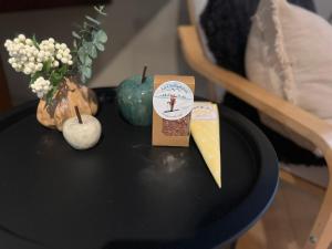 ein Tisch mit einer Tischplatte mit einem Tisch sidx sidx sidx sidx in der Unterkunft House in Åre Björnen ski-in ski-out in Åre + 16 Fotos