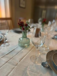 einen Tisch mit Weingläsern und eine Vase mit Blumen in der Unterkunft House in Åre Björnen ski-in ski-out in Åre