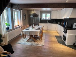 eine Küche mit Tisch und Stühlen in einem Zimmer in der Unterkunft House in Åre Björnen ski-in ski-out in Åre