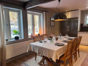 ein Esszimmer mit einem Tisch und einigen Fenstern in der Unterkunft House in Åre Björnen ski-in ski-out in Åre