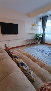 Μια τηλεόραση ή/και κέντρο ψυχαγωγίας στο Belaire BnB Syokimau