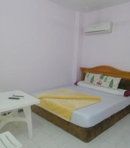 Un pat sau paturi într-o cameră la Loyalty apartment