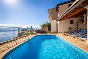 Bazén v ubytování Villa Marevista nebo v jeho okolí