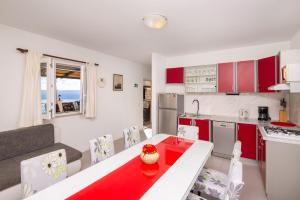 Kuchyň nebo kuchyňský kout v ubytování Villa Marevista