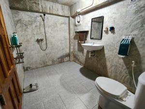 Pang MaphaGJ TOUR的带淋浴、马桶和水槽的浴室