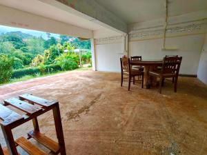 Pang MaphaGJ TOUR的一间空房间,配有桌椅和窗户 更多110张照片