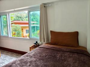 Pang MaphaGJ TOUR的一间卧室，里面有一张床和一扇大窗户。