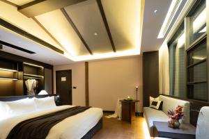 成都市にあるThe Panda Artisan, Taikoo Li Xilia Hotelの大きなベッドとソファのある寝室 +31枚の写真