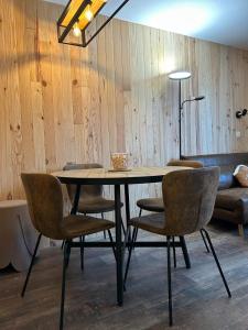 - une table à manger avec des chaises et un canapé dans l'établissement appartement très chaleureux, à Risoul 14 autres photos