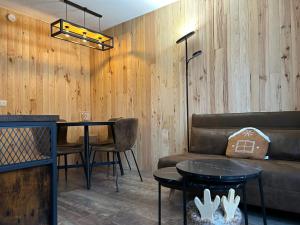 a living room with a couch and a table at appartement très chaleureux in Risoul