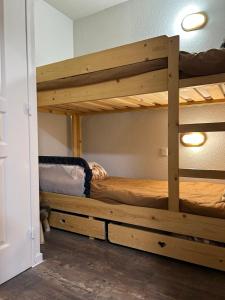 une chambre avec deux lits superposés dans une pièce dans l'établissement appartement très chaleureux, à Risoul