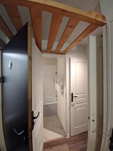 Cette chambre comprend une salle de bains pourvue d'un réfrigérateur. dans l'établissement appartement très chaleureux, à Risoul