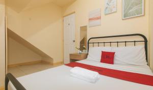 Ένα ή περισσότερα κρεβάτια σε δωμάτιο στο RedDoorz at Yssa Ademar near Robinsons Jaro