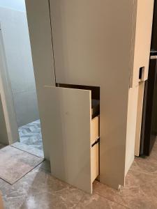 een witte kast in een kamer met een deur bij Filo La Union in San Juan