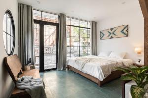 ein Schlafzimmer mit einem Bett und einem großen Fenster in der Unterkunft Prime Retreat - Near Hoan Kiem Lake - Balcony in Hanoi