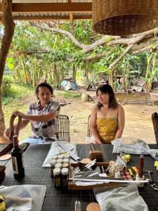 een man en een vrouw aan een tafel met eten bij Filo La Union in San Juan