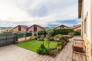 Blick auf einen Hinterhof mit Garten in der Unterkunft Casa Rural Alojamientos Marte in Requejada