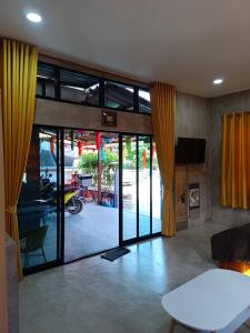 Et tv og/eller underholdning på Baan Phak Phu relaxing stay