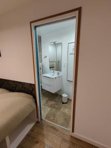 Koupelna v ubytování Chambre avec salle d'eau privée + 7 fotografií