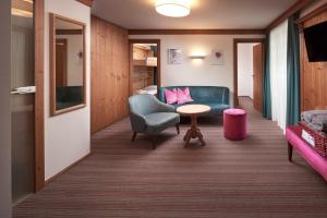 Un pasillo de una habitación de hotel con una silla y una mesa en Romantikhotel Zell am See, en Zell am See