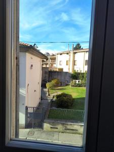 een uitzicht vanuit een raam van een gebouw bij Appartamenti Lungo Fiume 506 in Sesto Calende