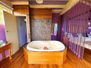 レイクス・エントランスにあるThe Goat and Goose Bed & Breakfastのベッド付きの客室内に大きなバスタブが備わります。 +77枚の写真