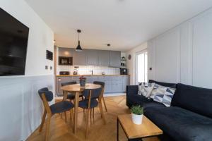 un salon avec un canapé et une table dans l'établissement Apartmán Pradědův, à Šumperk