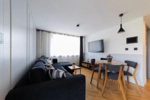 un salon avec un canapé et une table dans l'établissement Apartmán Pradědův, à Šumperk