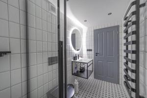 La salle de bains est pourvue d'un lavabo et d'une porte bleue. dans l'établissement Apartmán Pradědův, à Šumperk 6 autres photos