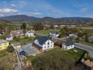 - une vue aérienne sur une petite ville avec des maisons dans l'établissement Apartmán Pradědův, à Šumperk