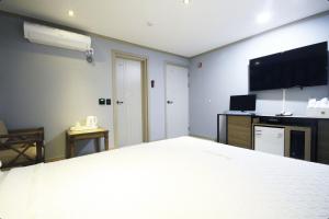 Kuchyň nebo kuchyňský kout v ubytování Yeosu 25 Motel