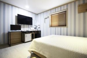 TV a/nebo společenská místnost v ubytování Yeosu 25 Motel