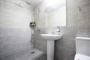 Koupelna v ubytování Yeosu 25 Motel + 30 fotografií