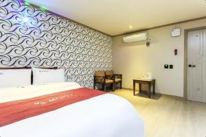 Postel nebo postele na pokoji v ubytování Yeosu 25 Motel