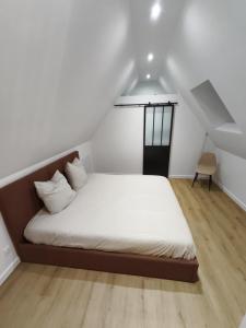 Postel nebo postele na pokoji v ubytování Loft chic avec Jacuzzi