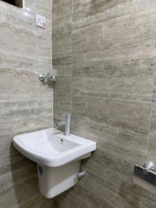 ein Badezimmer mit Waschbecken und Spiegel in der Unterkunft Golden Nap hostel in Zanzibar City