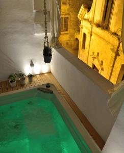 una gran piscina en una habitación con un edificio en Palazzo Kapece, en Monopoli