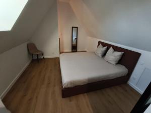 Postel nebo postele na pokoji v ubytování Loft chic avec Jacuzzi