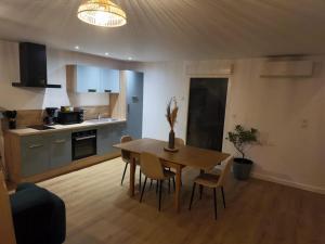 Kuchyň nebo kuchyňský kout v ubytování Loft chic avec Jacuzzi