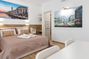 a bedroom with a bed and a painting on the wall at Platinum - Il Centro Luxury Suites in Bari