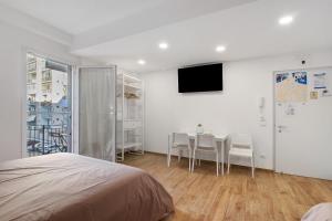 een slaapkamer met een bed, een tafel en stoelen bij Gold - Il Centro Luxury Suites in Bari