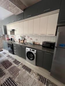 eine Küche mit Waschmaschine und Waschmaschine in der Unterkunft Уютная 2-х комнатная квартира 82м2 в Центре города! in Buxoro