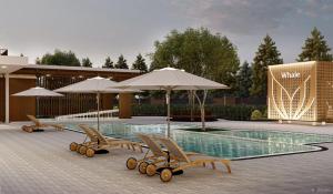 una piscina con lettini e ombrelloni di Whale Retreat Destination 